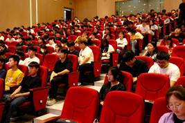 礼堂里有许多人 AI 生成的内容可能不正确。